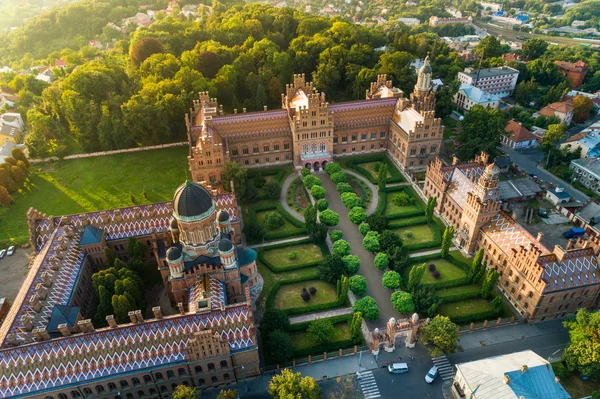 Luftaufnahme des Sonnenuntergangs von der Yury Fedkovych National University in che — Stockfoto