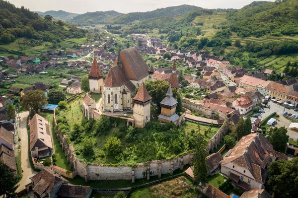 Flygvy över Biertan befästa kyrkan i Biertan Village, Tran — Stockfoto