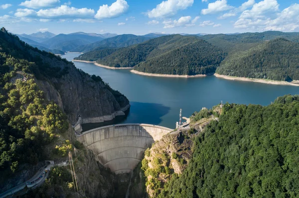 Vista aerea dall'alto sulla diga di Vidraru, sul lago artificiale e sul monte Fararas — Foto Stock