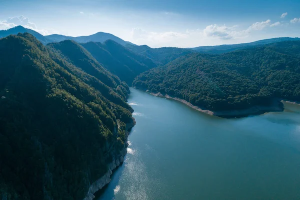 Vidraru barajını çevreleyen Fagaras dağlarında havadan üst görünüm 