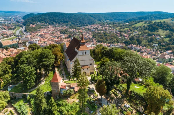 Sighisoara, Tran tepede Kilise havadan yaz görünümü — Stok fotoğraf