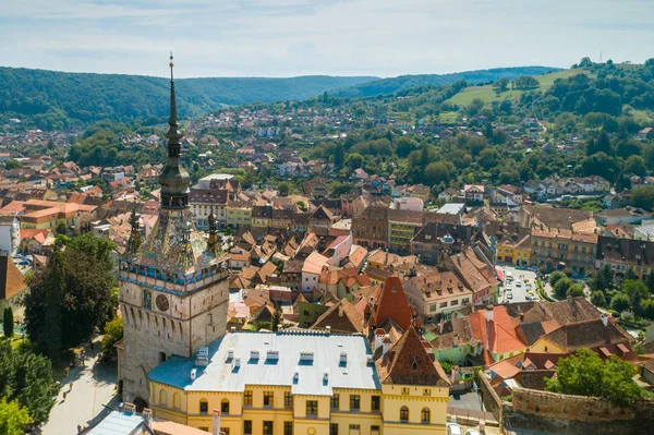 Aerial Drone vy över Sighisoara gamla stad och klocktornet, Romani — Stockfoto