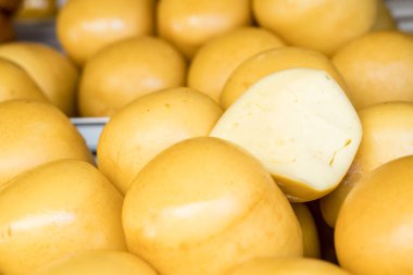 Geleneksel romen koyun peyniri cascaval 
