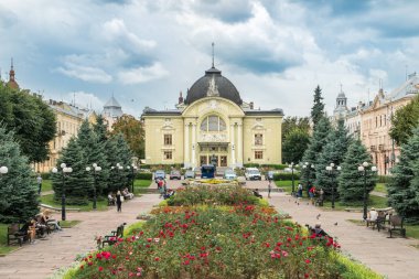 İnsanlar Chernivtsi Müzik ve Drama yakınlarındaki Teatralna Meydanı'nda dinlenmek