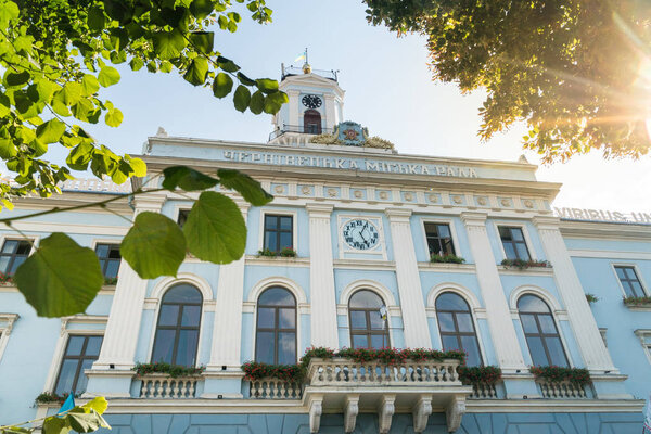 Центральное здание мэрии города с часовой башней в Шер
