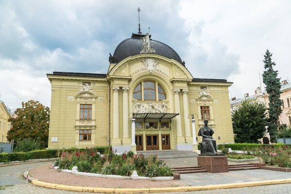 Черновицкий областной академический украинский драматический театр на сцене театра
 