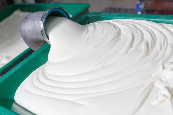 Gorący topniejący ser mozzarella przed utworzeniem na producenta sera — Zdjęcie stockowe