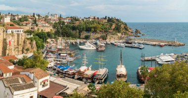 Antalya'nın Kaleiçi semtindeki Antalya limanında görünüm.