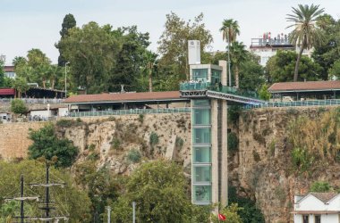 Kaleiçi di'de üstte Antalya limanında cam kaldırma görüş noktası
