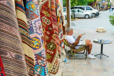 Satıcı eski t bir sokakta geleneksel Türk halı ticareti