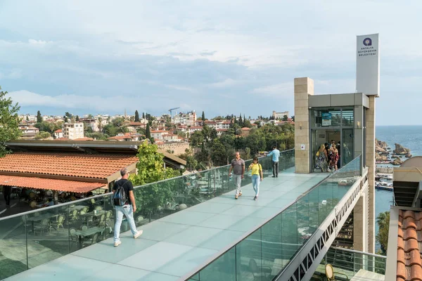 Pohled na sklo v přístavu Antalya na vrcholu v Kaleici di — Stock fotografie