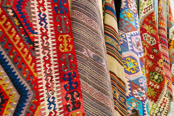 在土耳其安塔利亚老城Kaleichi的一条街上挂在墙上的不同传统的土耳其地毯 — 图库照片