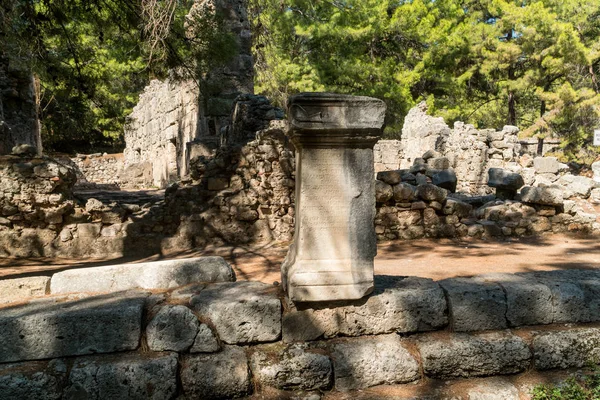 Os restos de colunas na cidade antiga de Phaselis, Antalya prov — Fotografia de Stock