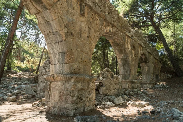 Los restos de acueductos romanos en la antigua ciudad de Phaselis, Anta — Foto de Stock