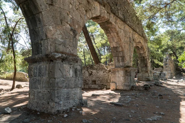 Los restos de acueductos romanos en la antigua ciudad de Phaselis, Anta — Foto de Stock