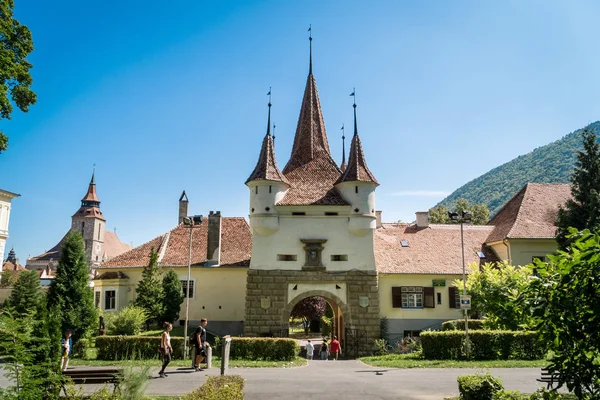 Les gens marchent par la porte Catherine dans la vieille ville Brasov, Transy — Photo