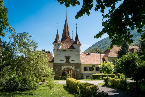 La porte Catherine dans la vieille ville Brasov, Roumanie . — Photo