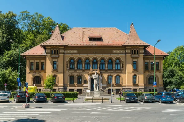 Vorderseite der Stadtbibliothek George Baritiu in Brasov, Rumänien — Stockfoto