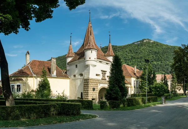 La porte Catherine dans la vieille ville Brasov, Roumanie . — Photo