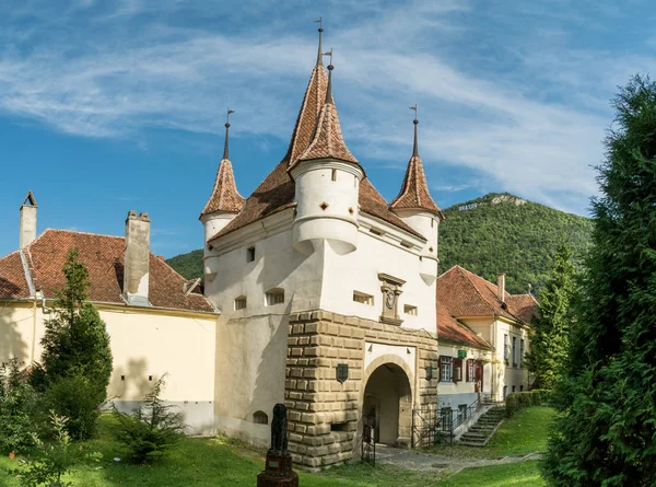 La porte Catherine dans la vieille ville Brasov, Roumanie . — Photo