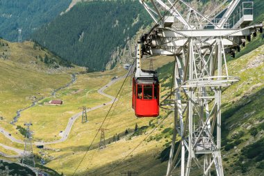 Ünlü dağ T üzerinde Balea Gölü'ne teleferik kırmızı kabin