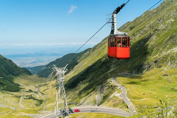 Linbana till Balea Lake och utsikt över en berömd Transfagarasan R — Stockfoto