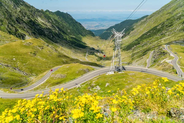 Vista superior del verano en una famosa carretera de Transfagarasan en la carpa rumana — Foto de Stock