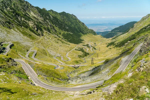 Vista superior del verano en una famosa carretera de Transfagarasan en la carpa rumana — Foto de Stock