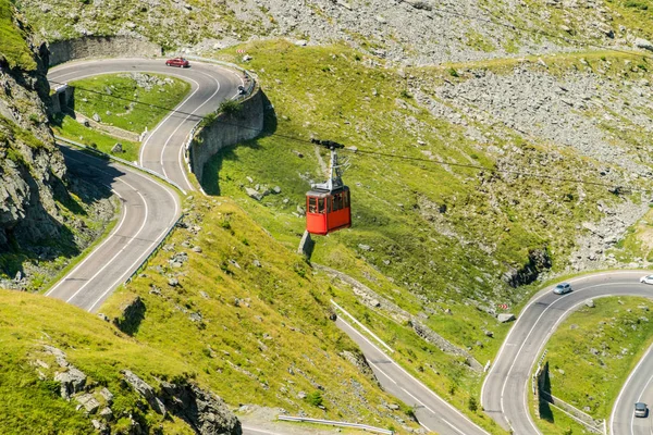 Teleférico al Lago Balea sobre la famosa montaña Transfagarasan — Foto de Stock