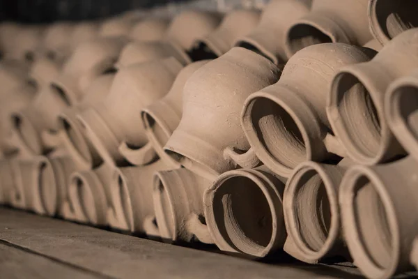 Verse handgemaakte gegoten klei potten drogen op een plank in een Potters — Stockfoto