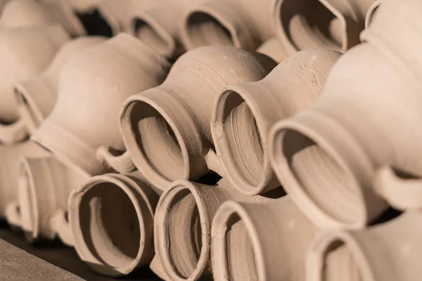 Vasetti di argilla stampati a mano freschi che si asciugano su uno scaffale in un vasaio — Foto Stock