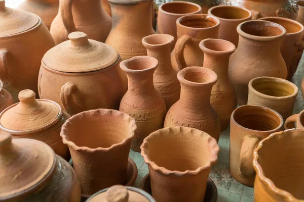 Vasi di argilla marrone realizzati in forno a terra con legna da ardere utilizzando vecchio tra — Foto Stock