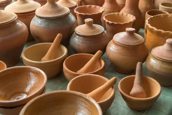 Braune Tontöpfe im gemahlenen Ofen mit Brennholz aus alten — Stockfoto