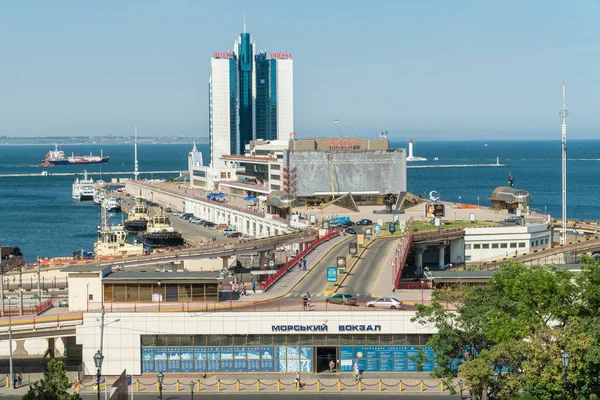 Pohled na mořský přístav Oděsa ze schodiště Potěmkin v — Stock fotografie