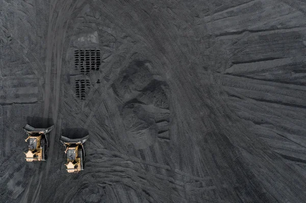 Vue aérienne par drone de deux tracteurs sur une vue de stockage d'une mine de charbon — Photo