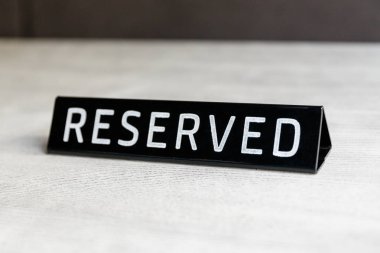 Kafe veya restoranda bir masaya ayrılmış tabela.