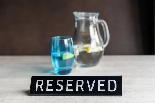 Gereserveerd bord op een tafel in café of restaurant — Stockfoto