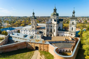 Berdiç 'teki Çıplak Karmelitler Manastırı' nın sonbahar manzarası