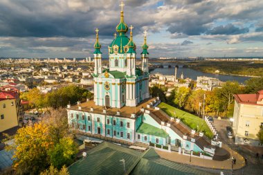 Saint Andrew 'un 2019' daki kilisesinin sonbahar manzarası, K