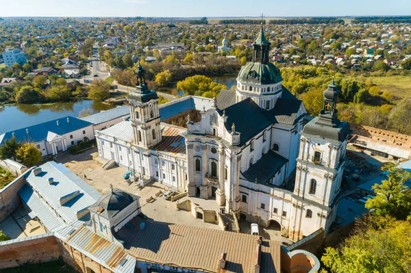 Повітряно-осінній вид монастиря голих кармелітів у Бердиці. — стокове фото