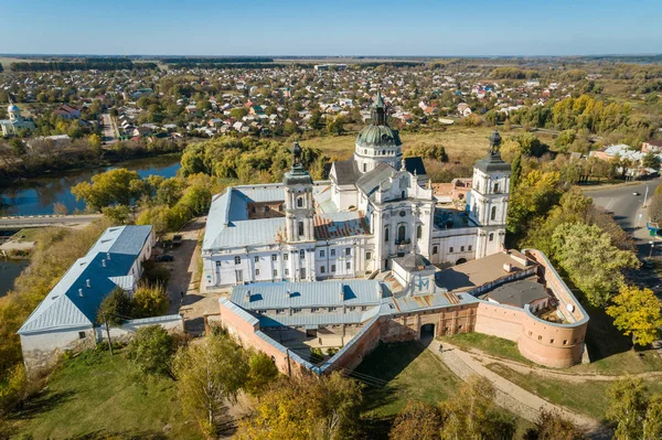 Vue aérienne d'automne du monastère des Carmélites nues à Berdic — Photo