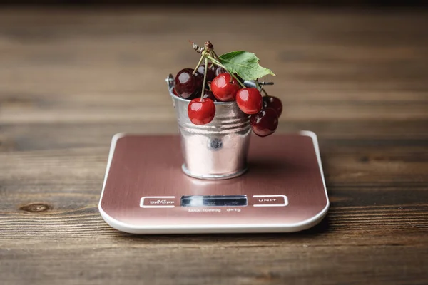 Cereza Dulce Pequeño Cubo Metal Decorativo Pie Una Escala Cocina — Foto de Stock