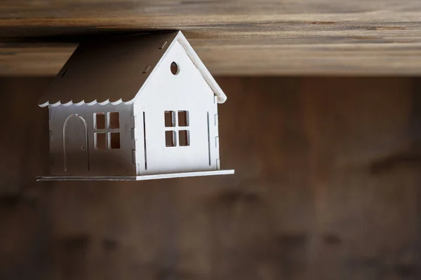 Biały Model Domu Ustawionego Trójkątnym Dachu Góry Nogami Brązowym Drewnianym — Zdjęcie stockowe