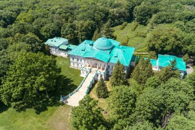 Ukrayna 'nın Chernigiv bölgesindeki Sokyryntsi köyündeki Sokyryntsi Ulusal Parkı' ndaki Galaganiv Sarayı 'nın havadan görüntüsü. Ukrayna 'da seyahat yerleri