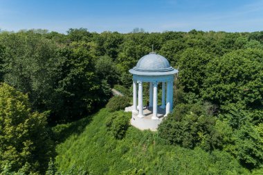 Ukrayna 'nın Chernigiv bölgesindeki Sokyryntsi köyündeki Sokyryntsi Ulusal Parkı' ndaki Galaganiv Sarayı yakınlarındaki havadan yazlık manzarası. Ukrayna 'da seyahat yerleri