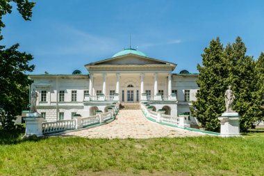 Sokyryntsi 'deki Sokyryntsi Ulusal Parkı' ndaki Galaganiv Sarayı 'nın yaz manzarası, Chernigiv bölgesi. Ukrayna. Ukrayna 'da seyahat yerleri