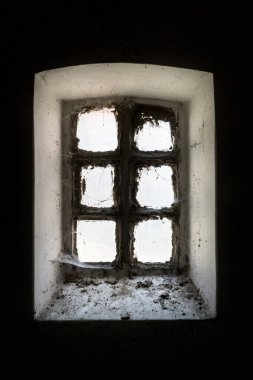 Örümcek ağıyla kaplı tozlu bir camla gizemli eski bir pencere. Dikey çekim