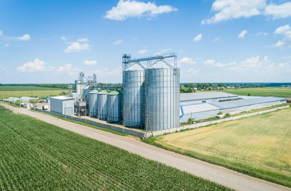 Luftaufnahme Eines Modernen Getreideaufzugs Einem Grünen Weizenfeld Konzept Zur Lagerung — Stockfoto
