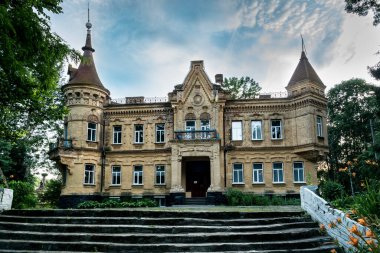 Ukrayna 'nın Zhytomyr bölgesindeki Turchinovka köyündeki Nataliya Uvarova (Tereshchenko) sarayının manzarası. Ukrayna 'da seyahat yerleri
