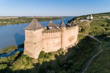 Ukrayna 'nın Chernivtsi bölgesindeki bir Dniestr nehri üzerindeki Ortaçağ Khotyn kalesinin havadan görünüşü. Ukrayna 'da seyahat yerleri